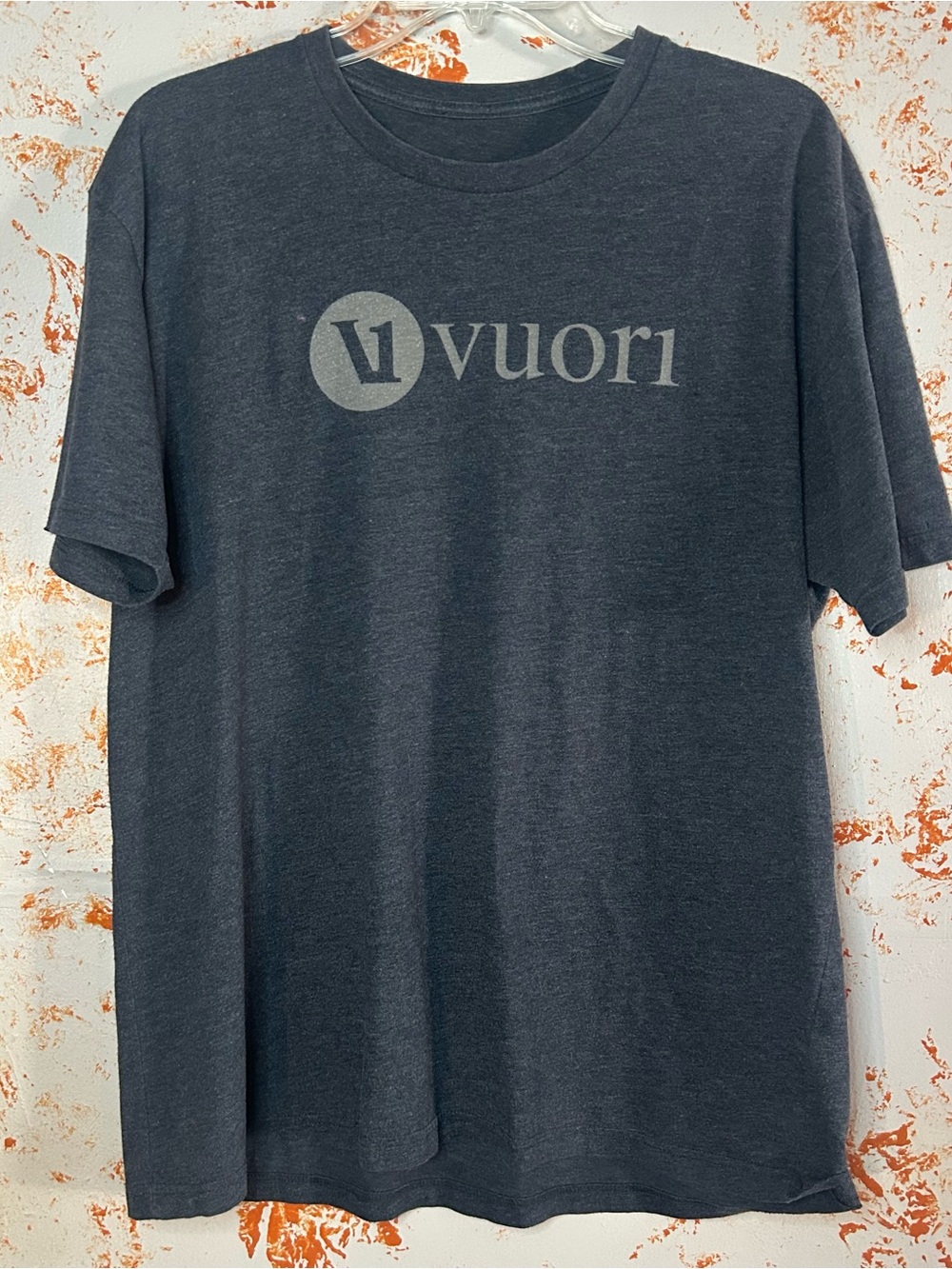 Vuori Men's Short-Sleeve Logo Tee in Charcoal Gray